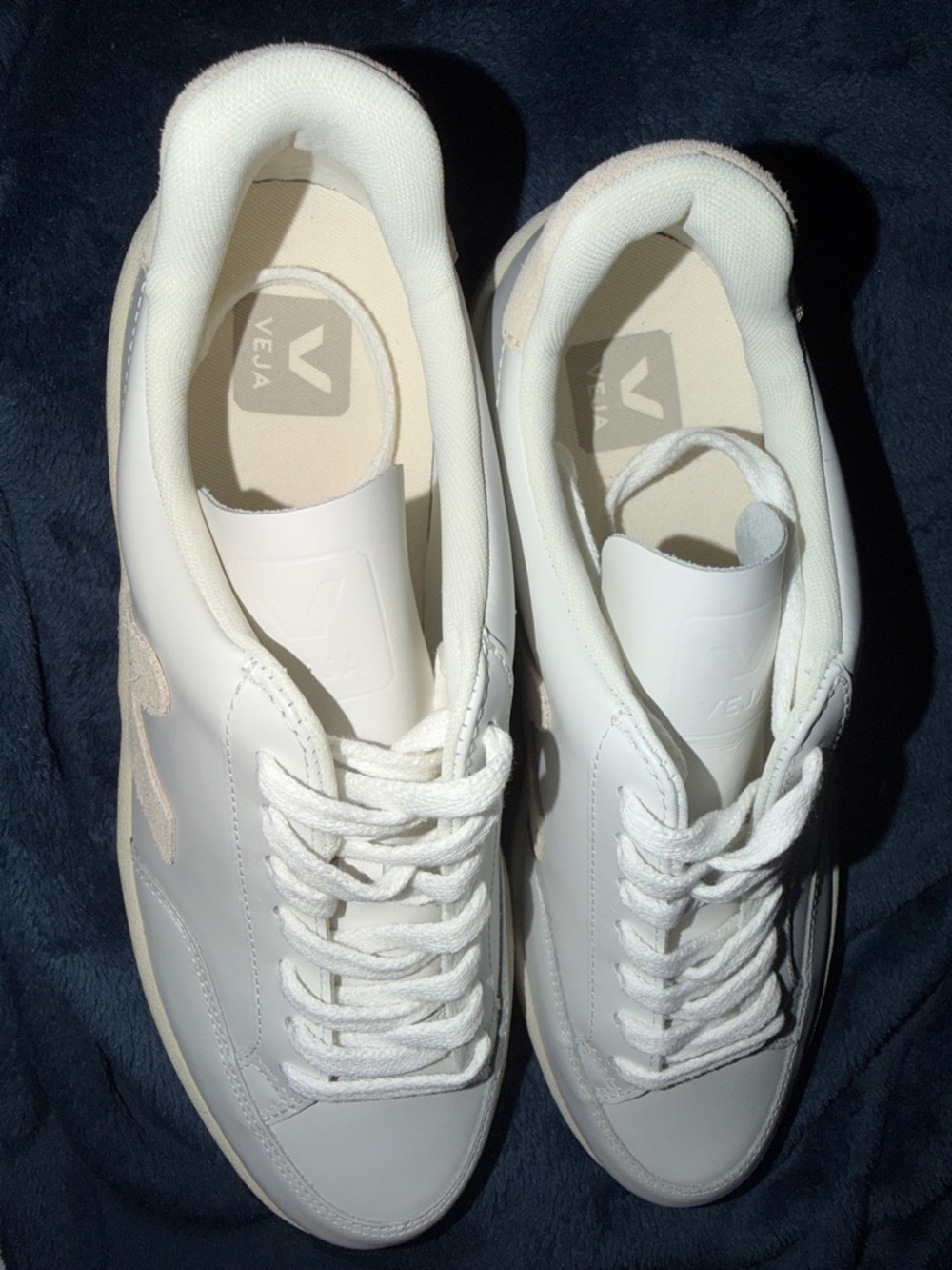 Veja White Sneakers V-12 Leather
sz 41 - Picture 10 of 14
